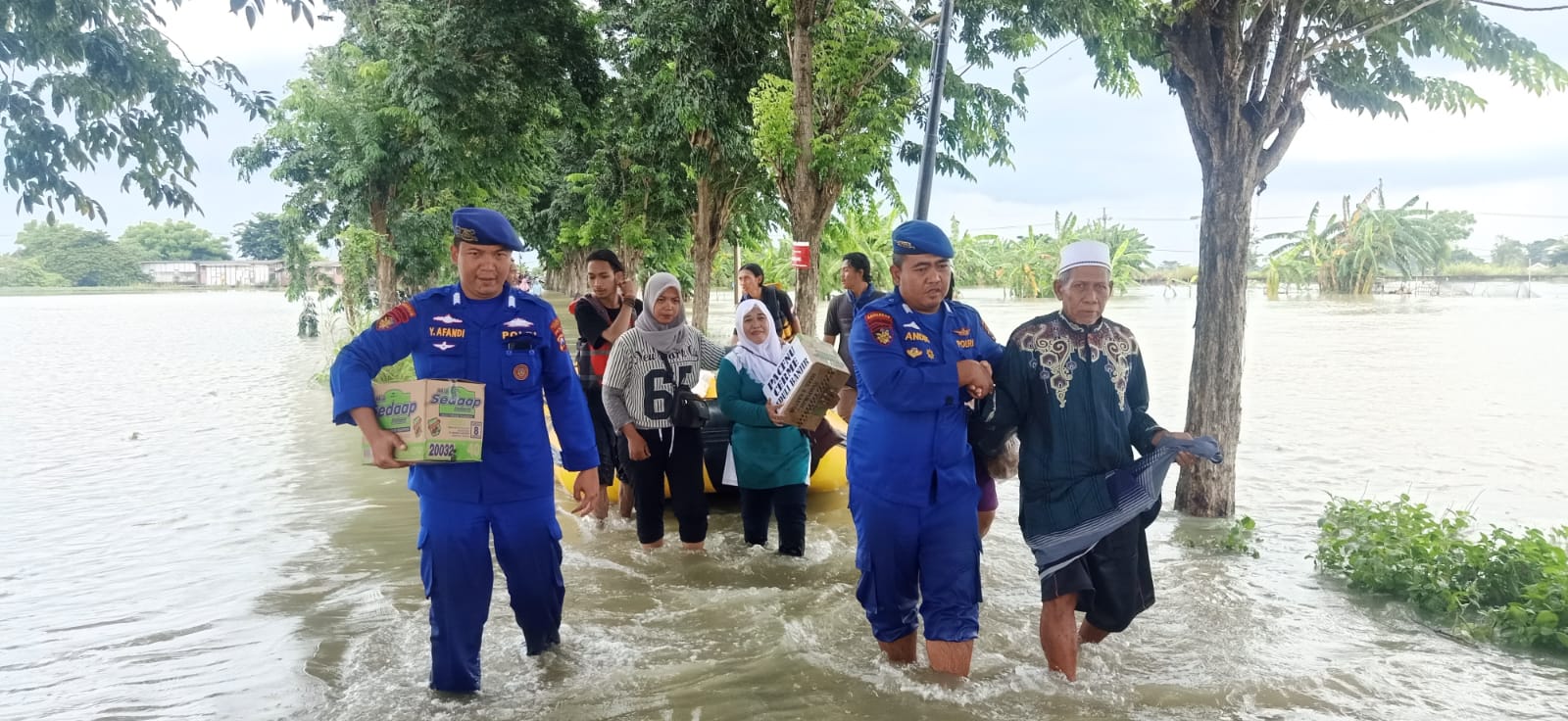 Ditpolairud Polda Jatim Bersama Polres Gresik Tinjau Banjir Gresik