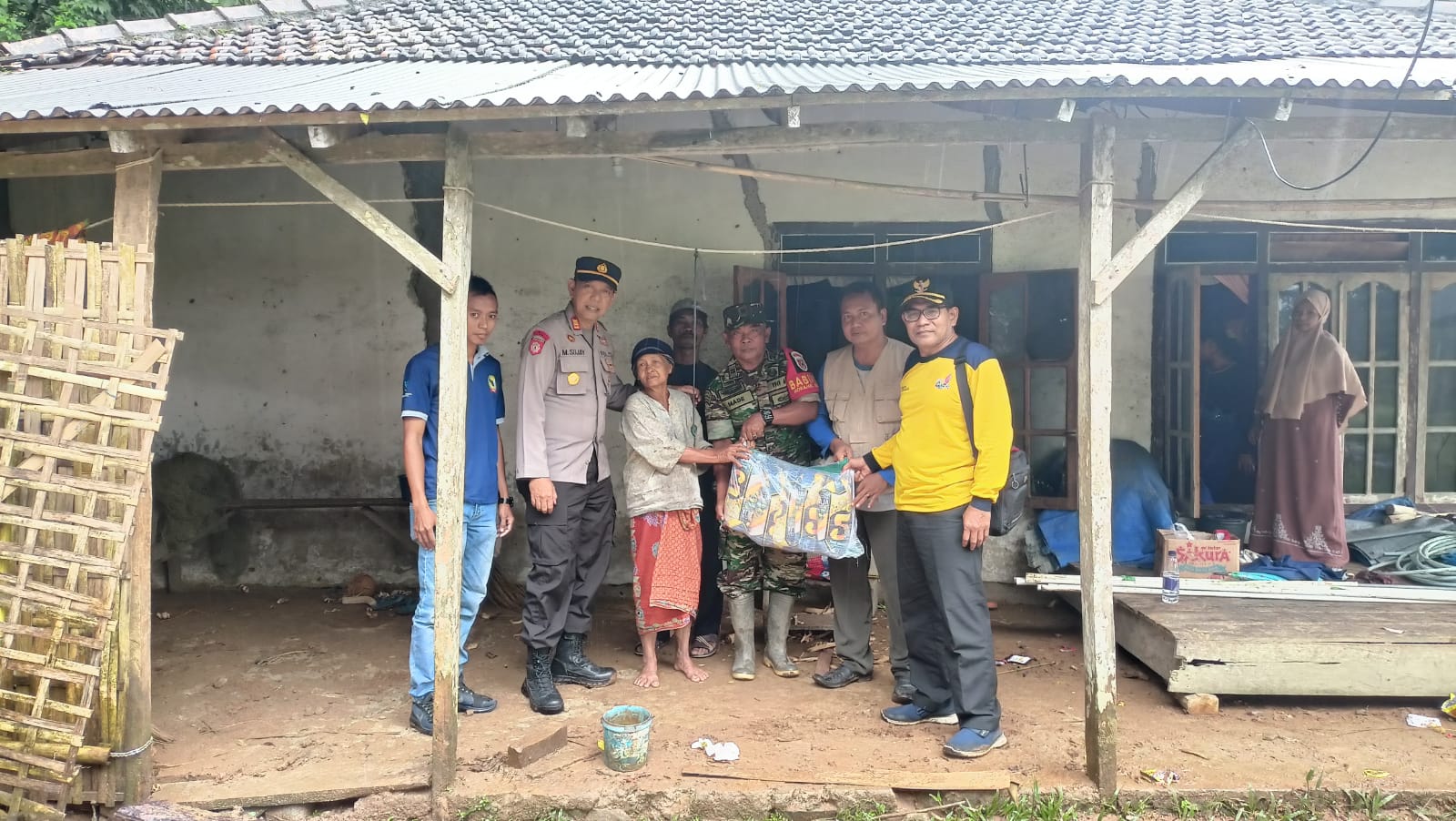 Polisi Bawean & Forkopimcam Sangkapura Gerak Cepat Bantu Korban Tanah Longsor